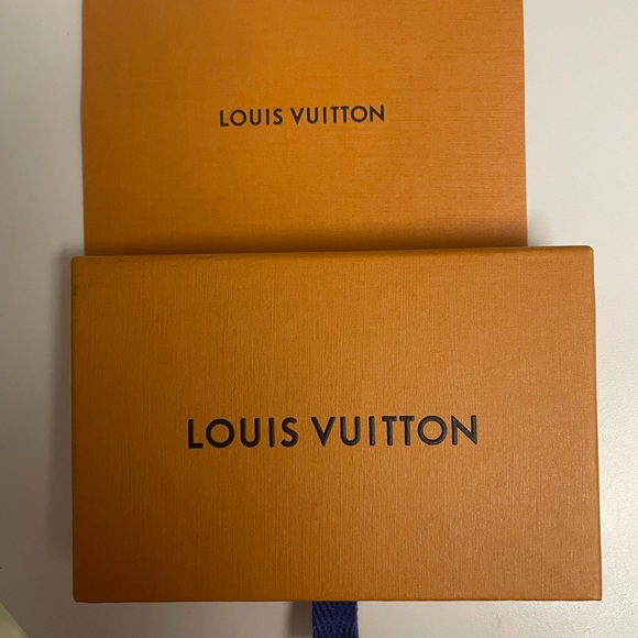 AUTHENTIC LOUIS VUITTON CARD HOLDER - Picture 3 of 3